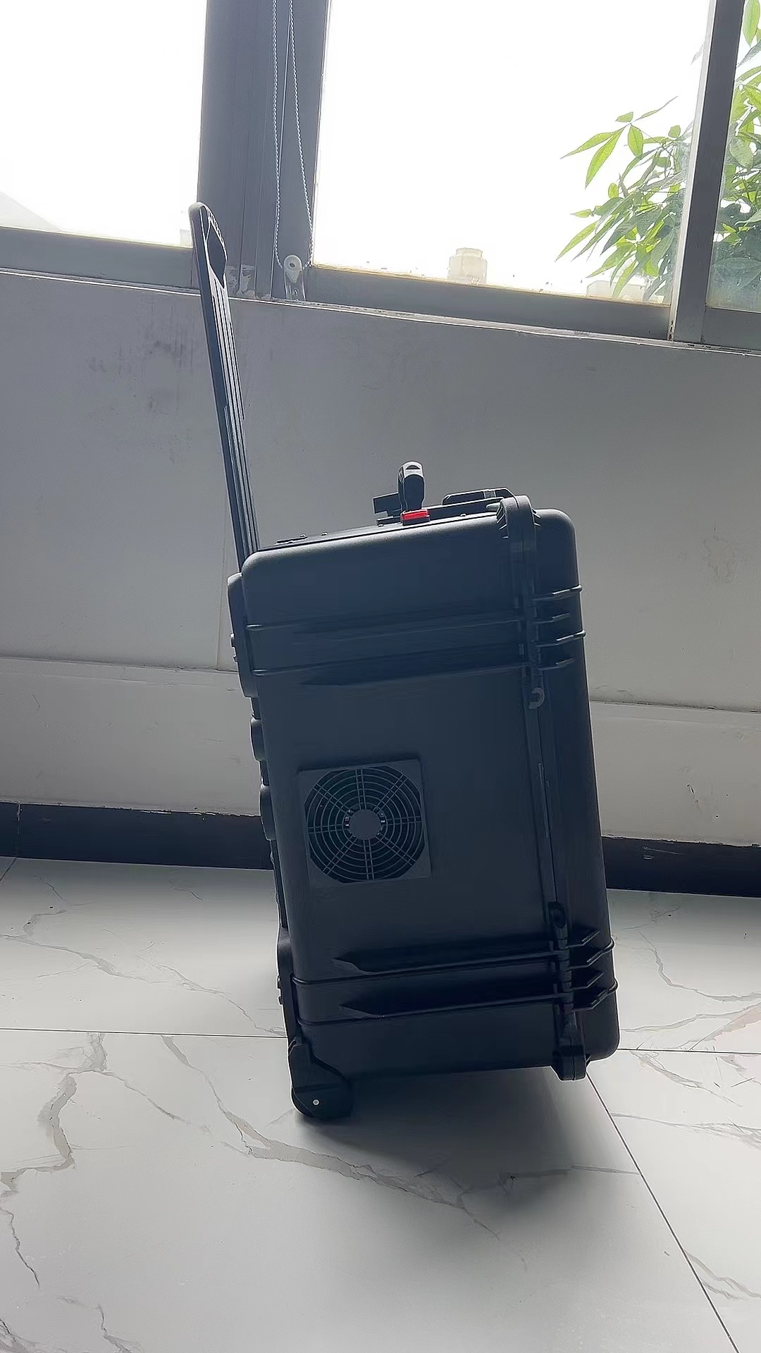 彭山手拉箱型移动通信干扰器